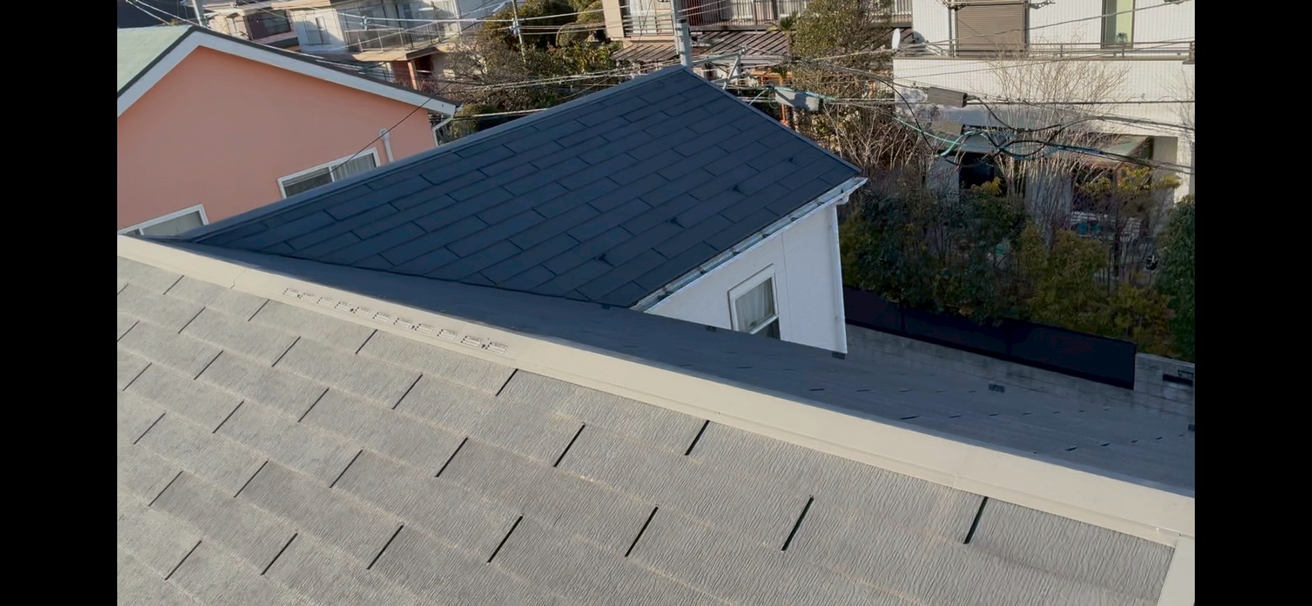 少し色褪せたカラーベスト屋根と棟板金